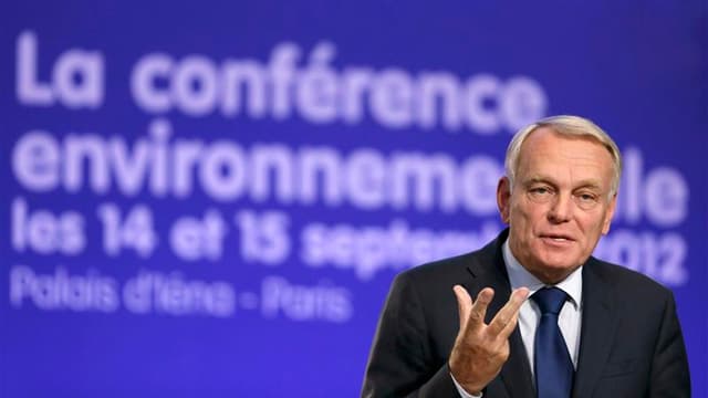 Jean-Marc Ayrault a conclu samedi la conférence environnementale organisée par le gouvernement français par une salve d'annonces, dont la confirmation d'un appel d'offres avant la fin de l'année pour un parc éolien en mer. /Photo prise le 15 septembre 201