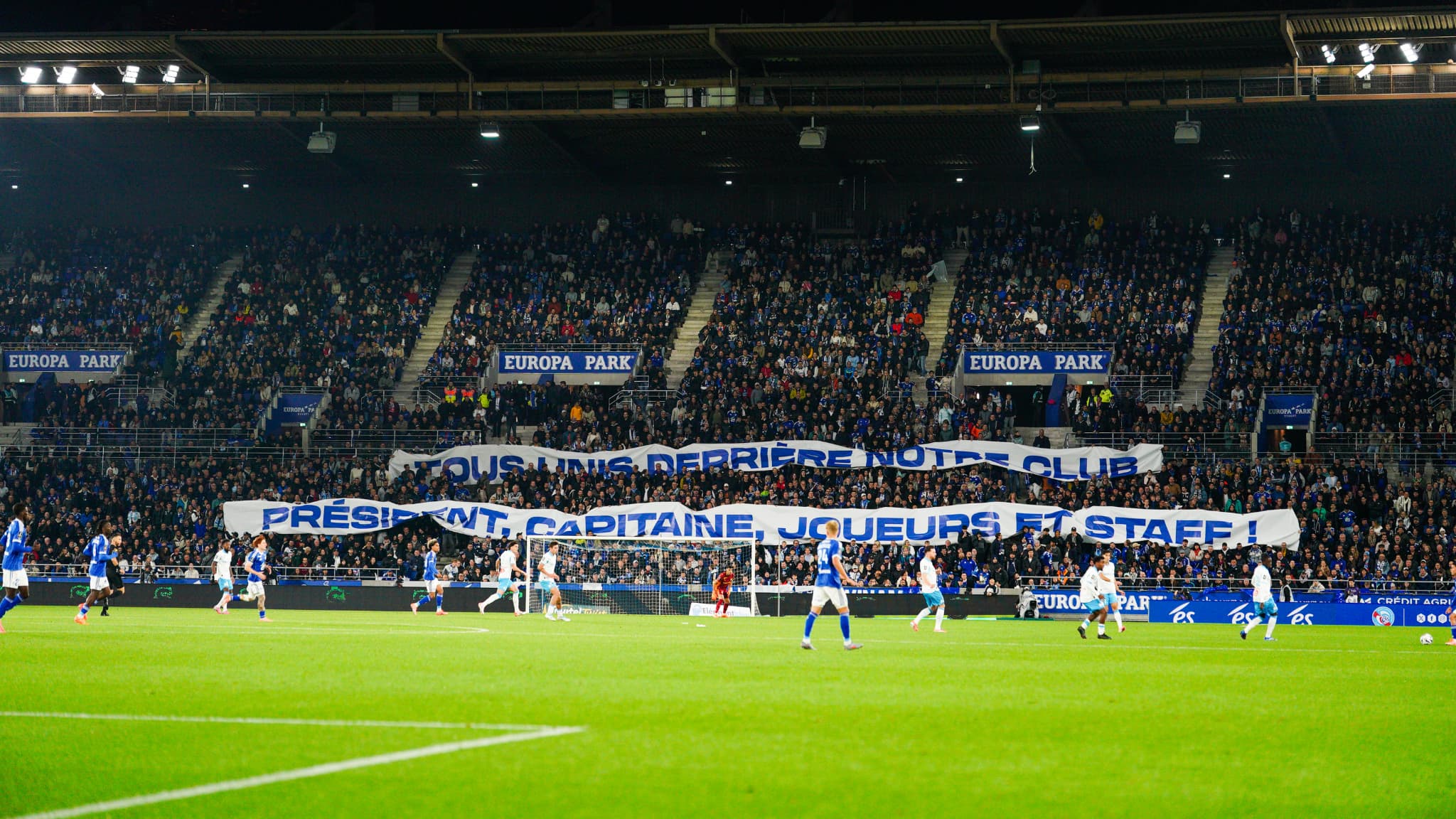 BANDEROLES PRO-DIRECTION, TROUPE DE THÉÂTRE POUR METTRE L'AMBIANCE ET CONTRER LA GRÈVE DES ULTRAS... QUE S'EST-IL PASSÉ DANS LES TRIBUNES DE LA MEINAU LORS DE STRASBOURG-OM?