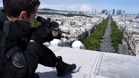 Un sniper posté sur l'Arc de Triomphe, le 14 juillet 2016. 