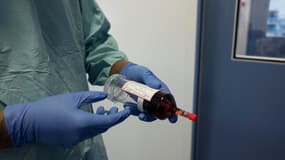 Une seringue, avant l'administration d'un traitement par chimiothérapie.