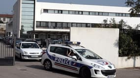 Huit policiers de l'ancienne Brigade anti-criminalité (BAC) Nord de Marseille sont convoqués de mercredi à vendredi devant le conseil de discipline dans le cadre d'une affaire de racket présumé à l'encontre de trafiquants de drogue. /Photo d'archives/REUT