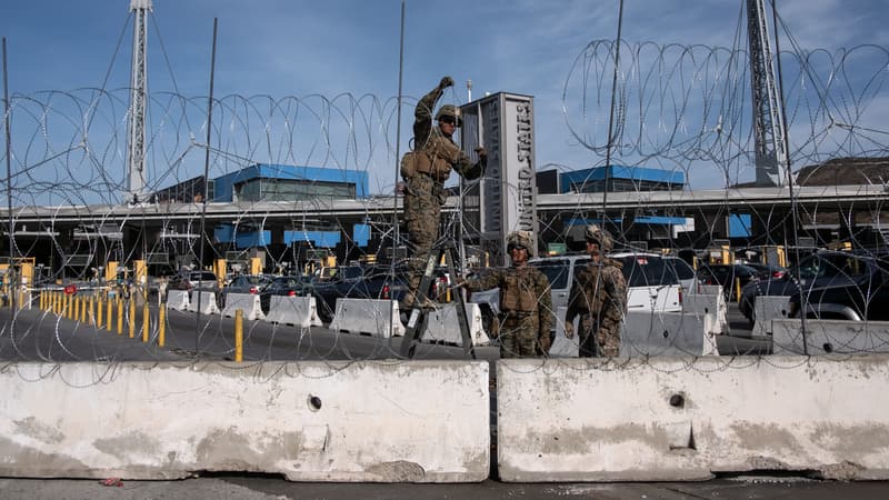 Soldats américains posant des barbelés à la frontière entre le Mexique et les États-Unis au niveau de Tijuana, le 13 novembre 2018.