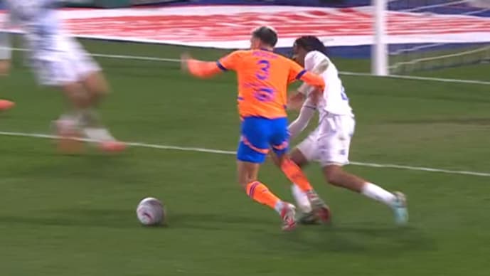 Contact d'Osho sur Merlin juste avant la mi-temps d'Auxerre-OM, 23e journée de Ligue 1, 22 février 2025