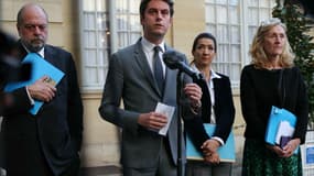 Le Premier ministre Gabriel Attal s'adresse aux médias après une réunion sur la sécurité scolaire, en présence du ministre de la Justice Eric Dupond-Moretti, de la vice-ministre de l'Enfance, de la Jeunesse et de la Famille Sarah El Hairy et de la ministre de l'Éducation et de la Jeunesse Nicole Belloubet, le 21 mars 2024 à Paris.