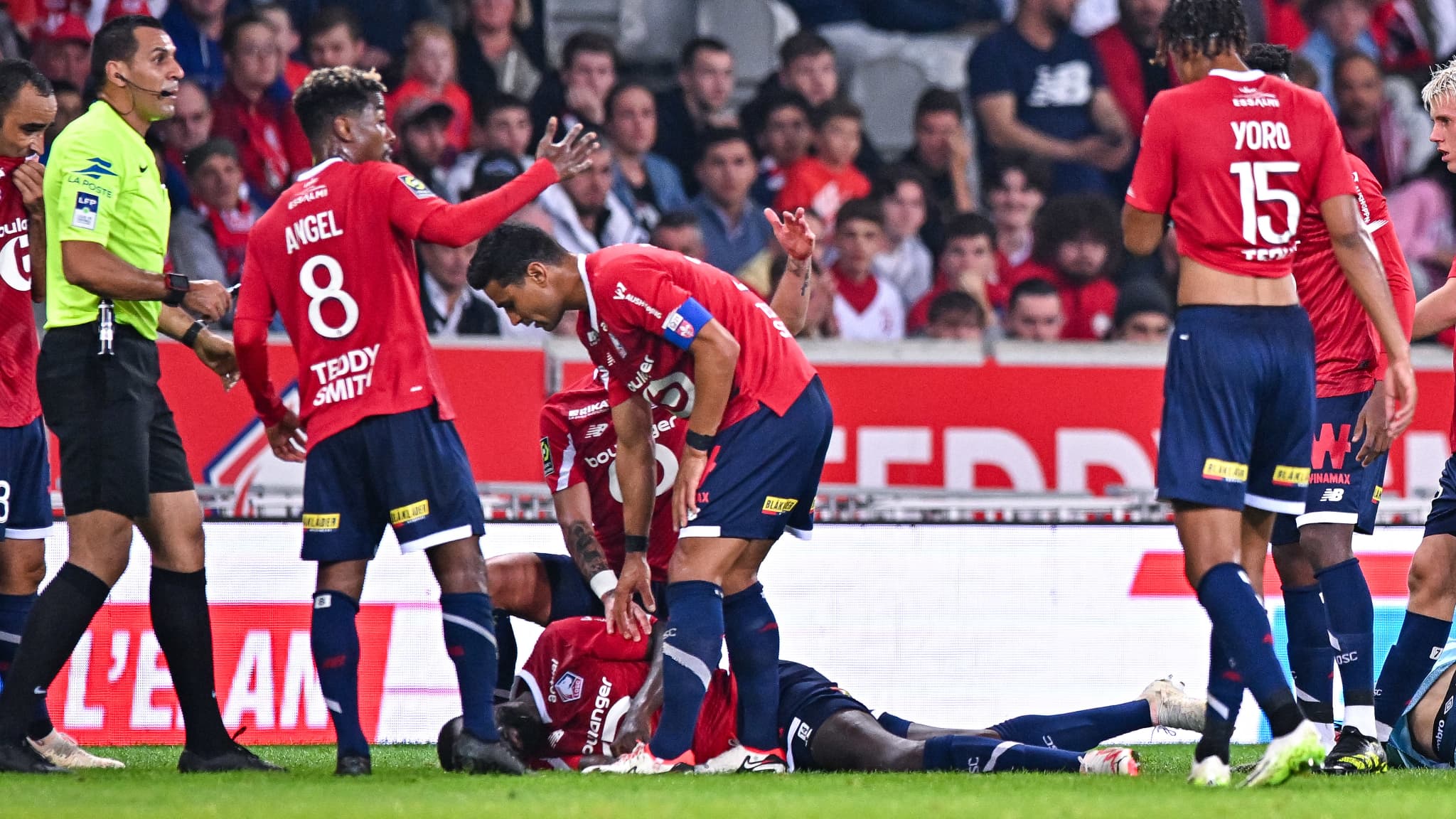 Samuel Umtiti au sol pendant Lille-Reims le 26 septembre 2023 Samuel Umtiti au sol pendant Lille-Reims le 26 septembre 2023