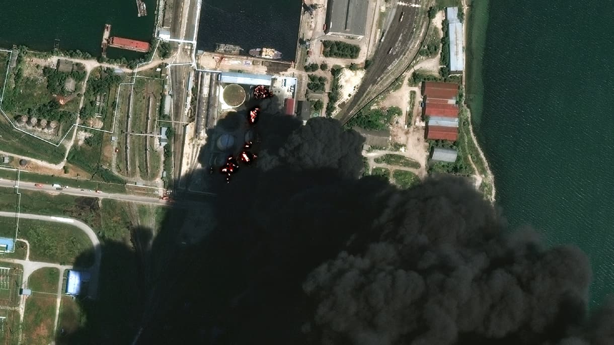 Une image satellite de réservoirs en feu et une épaisse fumée à Kertch, en Crimée annexée, le 20 juin 2026.