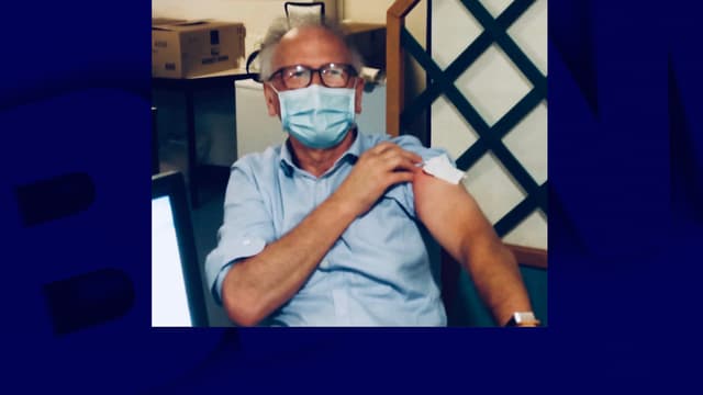 Le professeur Alain Fischer après s'être fait vacciner contre le Covid-19.