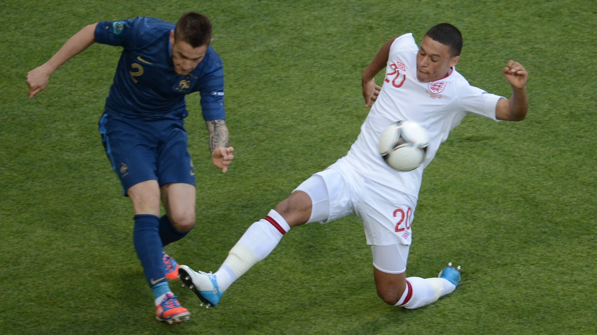 Debuchy en 2012 contre Alex Oxlade-Chamberlain à l'Euro Debuchy en 2012 contre Alex Oxlade-Chamberlain à l'Euro