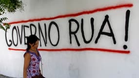 Les manifestations contre le gouvernement portugais se multiplient, comme ici le slogan "Governo rua" qui signifie "gouvernement dehors".