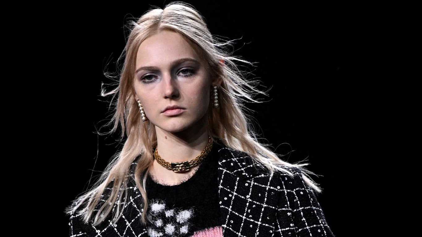 Les couleurs restaient très sobres dans ce défilé automne-hiver 2023 chez Chanel. Les couleurs restaient très sobres dans ce défilé automne-hiver 2023 chez Chanel.
