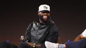 LeBron James hilare pendant une rencontre avec des fans en juin 2025