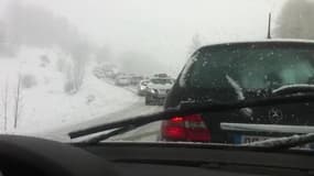 Arrivée difficile aux Orres à cause d'importantes chutes de neige - Témoins BFMTV