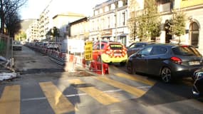 La fermeture de la place Yves-Klein, sous le Mamac, engendre des embouteillages conséquents à Nice.