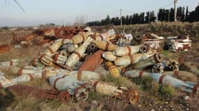 Certains obus sont entreposés en plein air, comme le montre cette photo prise par une association environnementale en 2013.