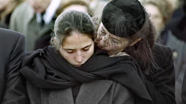 Anne Pingeot et sa fille Mazarine, le jour des obsèques de François Mitterrand, le 11 janvier 1996, à Jarnac.