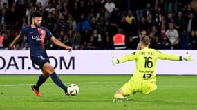 Gonçalo Ramos trompe Pau Lopez lors de PSG-OM (4-0, 6e journée de L1), le 24 septembre 2023