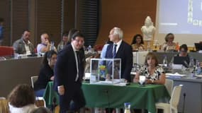 Jean-Pierre Colin, candidat à l'élection de maire de La Seyne-sur-Mer (à gauche) vient voter face à Joseph Minniti (au centre derrière l'urne), également candidat ce mardi 27 mai