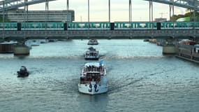 Un bateau sur la Seine pour la répétition de la cérémonie d'ouverture des JO de Paris 2024, le 16 juillet 2023