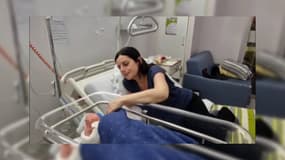 Cécile et son bébé à l'hôpital après un accouchement dans une ambulance sous la neige, en Charente-Maritime, le 6 janvier 2026. 
