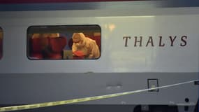 La police scientifique française relève des indices à bord du train Thalys à Arras, dans le nord de la France, après une tentative d'attentat le 22 août 2015