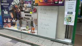 Dans la vitrine de cette pharmacie lyonnaise, un message stipule qu'"un nouveau variant arrive et il va choquer le monde"