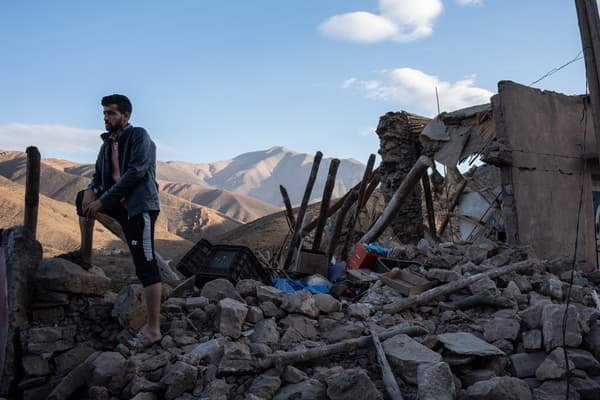 Un homme regarde les décombres des maisons dans le village de montagne d'Imi N'Tala, au sud de Marrakech, le 10 septembre 2023.