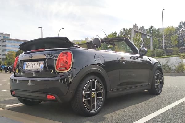 Cette Mini Cooper SE Cabriolet est la seule décapotable électrique du marché.