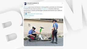 Les carabiniers interceptent un touriste transportant un morceau de colonne sur sa trottinette, à Rome le 22 mai 2025