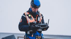 Un télépilote du PGHM de Chamonix télécommande en main pour contrôle le drone porteur de DJI.