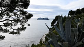 Un bateau de croisière en Méditerranée.