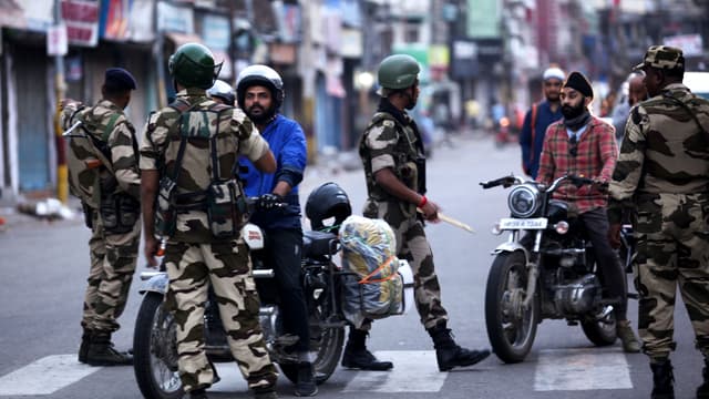 Les forces de l'ordre à Jammu