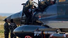 Mirage 2000 sur la base de Solenzara, en Corse d'où la France mène ses raids en Libye. Paris a donné une nouvelle impulsion à son action militaire en Libye en bombardant une base aérienne du centre du pays et en abattant un avion au sol sur l'aéroport de