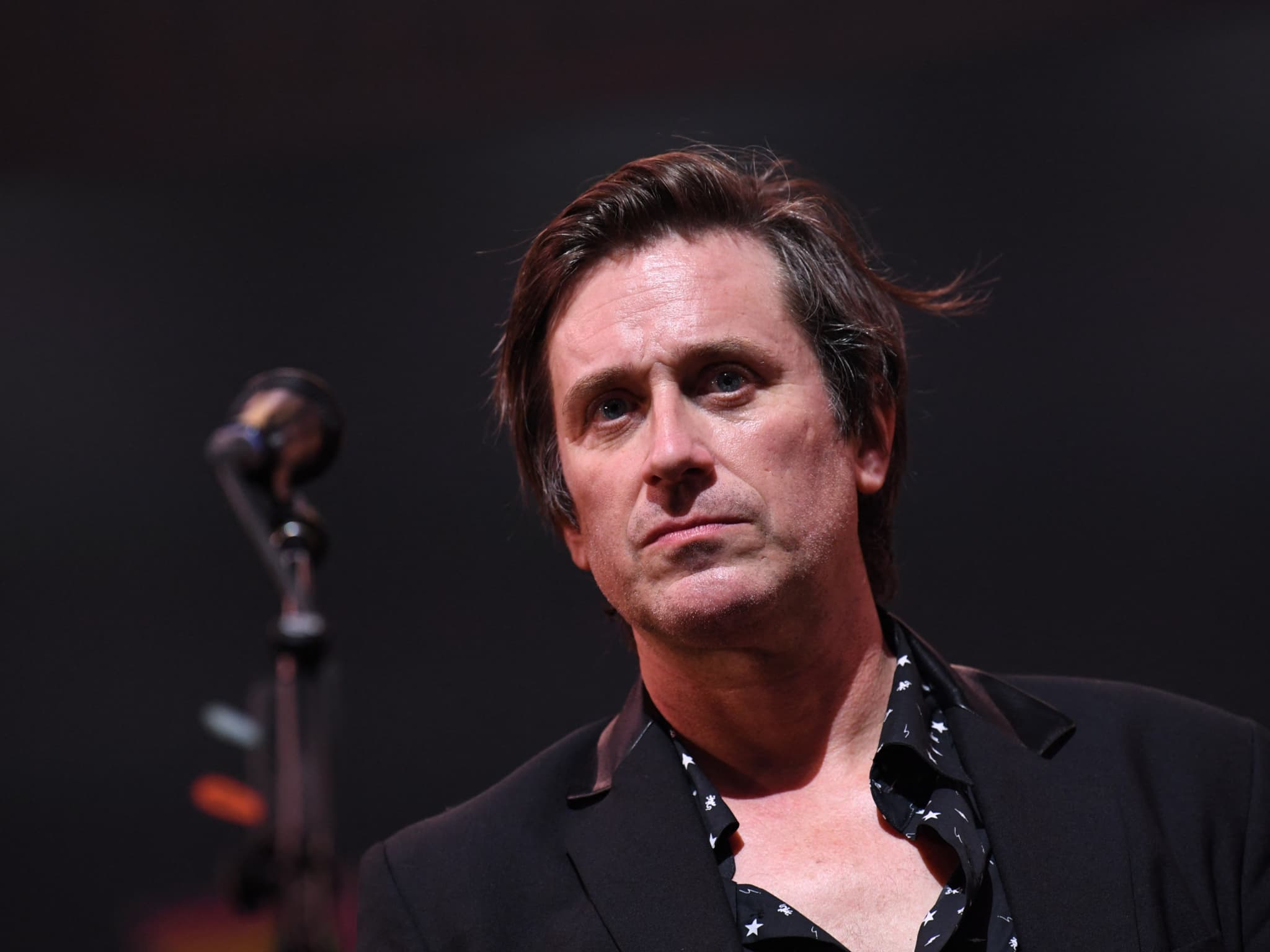 Mort de Françoise Hardy: émouvant hommage de son fils Thomas Dutronc sur scène