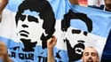 Un drapeau argentin avec les visages de Diego Maradona et Lionel Messi