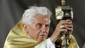 Le pape Benoît XVI a été contraint samedi soir d'interrompre son homélie en raison des pluies torrentielles qui se sont abattues sur Madrid lors de la veillée de prières célébrée sur l'aérodrome de Cuatro Vientos, point d'orgue des 26e Journées Mondiales
