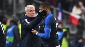 Kylian Mbappé réconforté par Didier Deschamps 