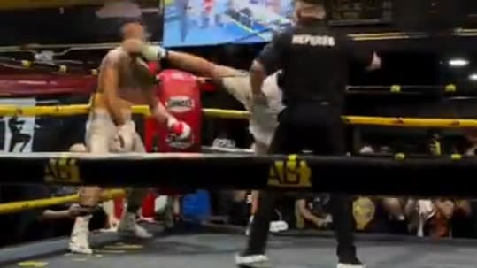Idris Abdurashidov lors de son combat de boxe face à Bagher Faraji, en octobre 2024 en Thaïlande