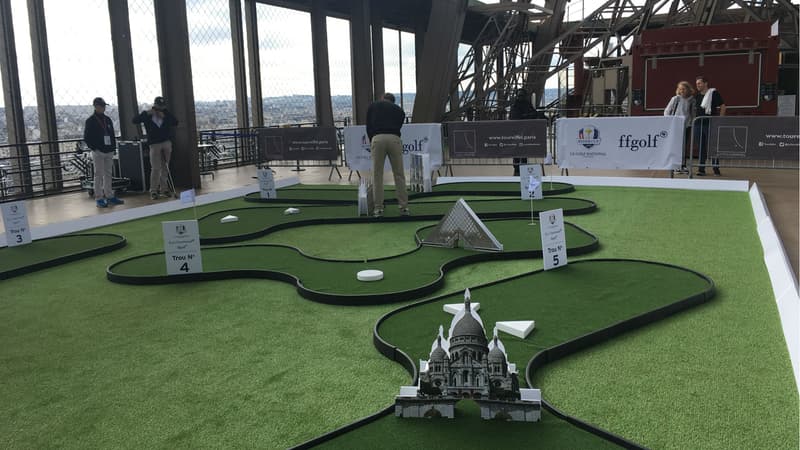 Un mini-golf a été installé au premier étage de la Tour Eiffel.