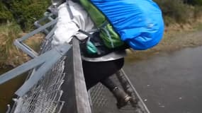 Au moment précis où le pont bascule sur lui même, envoyant à l'eau les quatre touristes, le 3 septembre 2015.