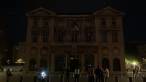 Le fronton éteint de la mairie de Marseille, le 29 mai 2024