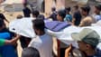 Le corps de l'un des cinq journalistes tués lors d'une frappe israélienne sur l'hôpital Nasser est transporté à Khan Yunis, dans le sud de la bande de Gaza, le 25 août 2025.