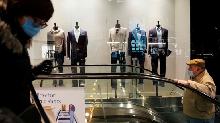 Une variété de tenues pour hommes plus ou moins décontractées dans la vitrine d'un magasin d'un centre commercial de Columbus Circle, à New York, le 15 février 2021