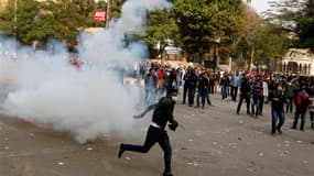 Place Tahrir au Caire, affrontements entre forces de l'ordre et manifestants, qui se sont rassemblés mardi pour la cinquième journée consécutive pour réclamer l'abrogation du décret élargissant les prérogatives du chef de l'Etat Mohamed Morsi. /Photo pris