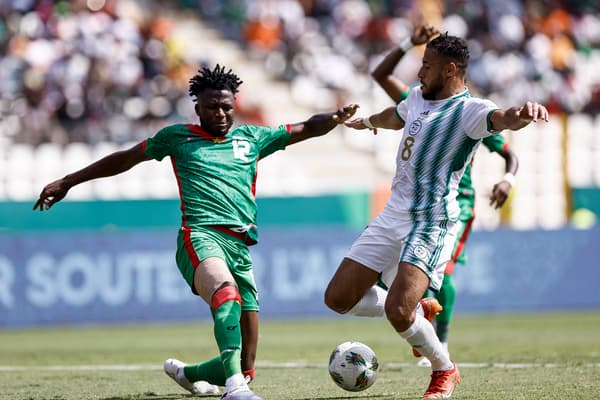 Tapsoba en Belaili match tijdens de wedstrijd tussen Algerije en Burkina Faso