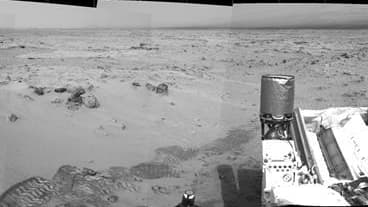 Clichés pris par le robot Curiosity lors de sa 100e journée de présence sur Mars. Le rover a découvert des traces de carbone, élément essentiel à l'apparition de la vie mais dont la seule présence n'est pas une condition suffisante, tempèrent les chercheu
