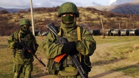 Des soldats russes posent alors qu'ils bloquent une base militaire ukrainienne, proche de celle de Simféropol