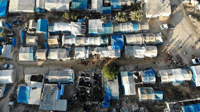 Vue aérienne d'un campement bombardé par le régime syrien près de la frontière avec la Turquie, le 21 novembre 2019