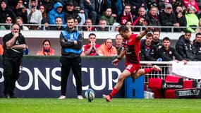 Thomas Ramos botte la pénalité de la victoire lors de Toulon-Toulouse, en quart de finale de Champions Cup, le 13 avril 2025