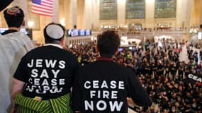Des manifestants du groupe Jewish Voice for Peace-New York City font un sit-in dans la gare Grand Central à New-York pour demander un cessez-le-feu à Gaza, le 28 octobre 2023