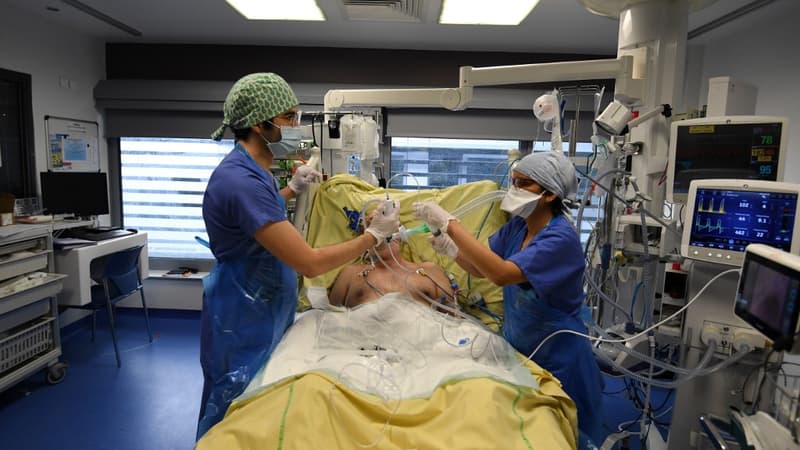 Des membres du personnel médical à l'hôpital Tenon à Paris le 26 janvier 2021.